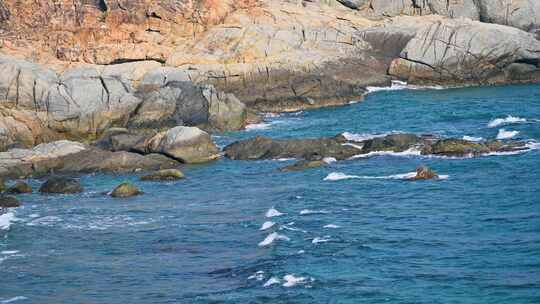 海南早晨海岛日出大海海浪拍打礁石