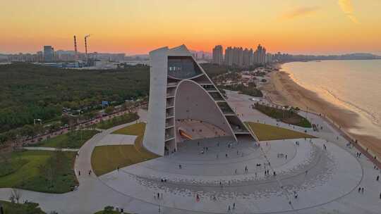 航拍落日晚霞下的烟台时光塔建筑风光全景