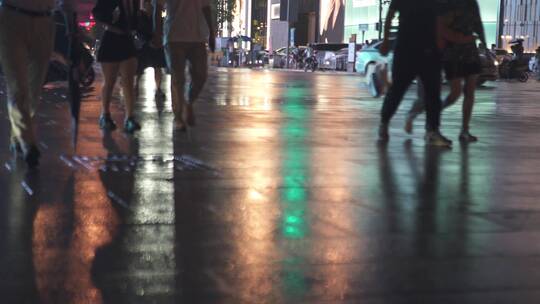 雨夜闹市人流013