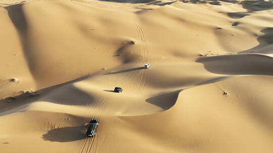 航拍自驾越野车旅游穿越内蒙古巴丹吉林沙漠