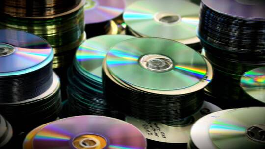 桌上大量的DVD光盘