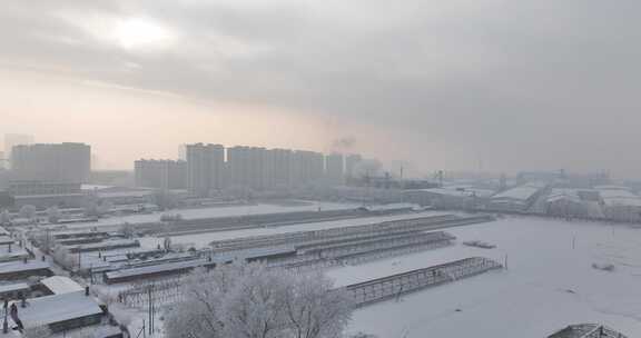 雾霭下的城市雪景鸟瞰