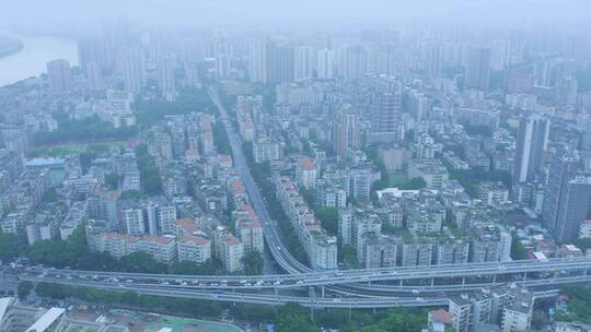 雨雾天气广州城市公路繁忙交通车流航拍