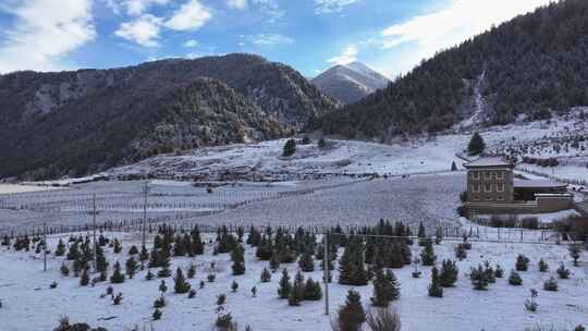 川西航拍雪后的上城子村雪景田园风光