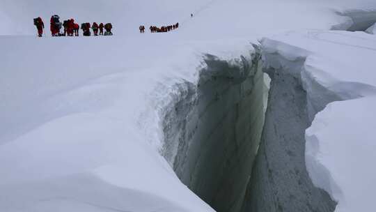 攀登冰川之父慕士塔格峰雪山的登山队