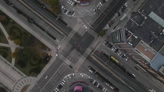 疫情无人的街道货车驶过十字路口航拍视频素材模板下载