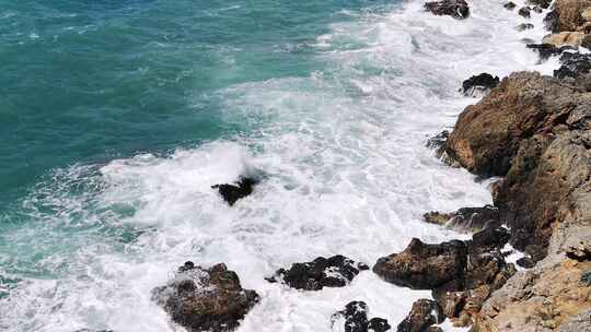 海浪，大海，汹涌的拍打礁石