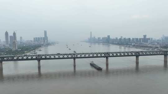 阴天武汉长江大桥航拍桥梁交通车流城市风光