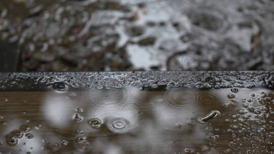 雨水拍打地面视频素材模板下载