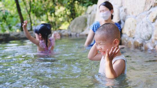 亲子小孩室外温泉家庭美女养生度假泡澡洗浴视频素材模板下载