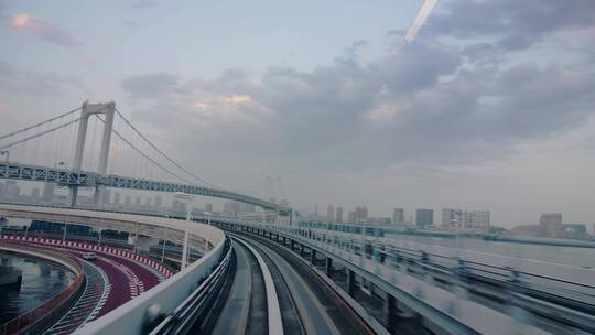 地铁轻轨列车穿梭在城市第一人称视角