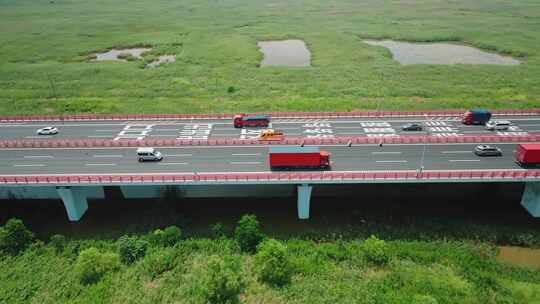 草地上的高速公路