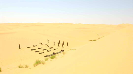特种兵在沙漠沙地练兵 俯拍 远景 组镜