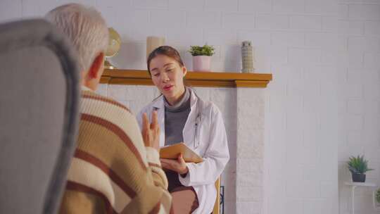 亚洲护理护士检查和听老人病人在家里。