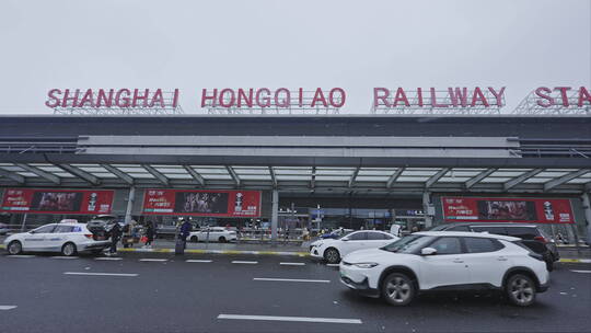 2023年春运下雪的上海虹桥火车站
