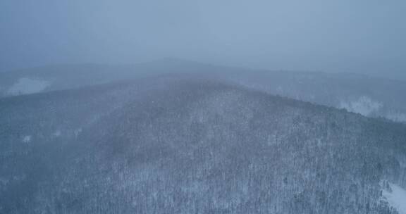 航拍大兴安岭山林春季降雪银装素裹