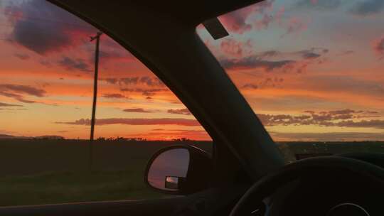 驾驶室看窗外黄昏夕阳，后视镜风景