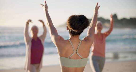海滩瑜伽课，人和教练教学锻炼，户外健康和