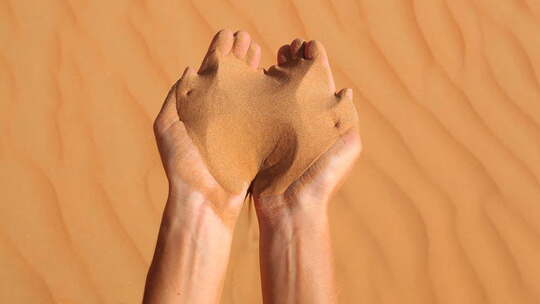 沙粒从手中流过视频素材模板下载