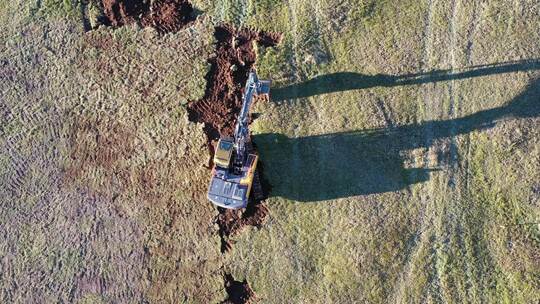 挖掘机在采石场工作视频素材模板下载