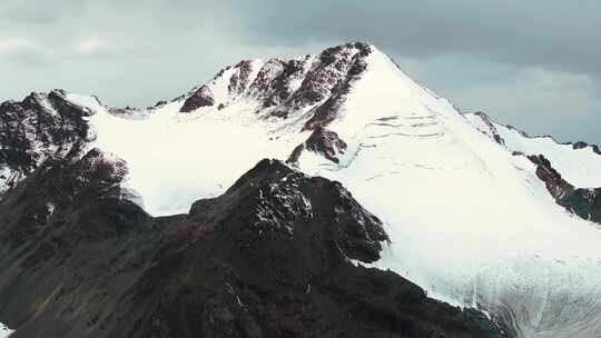 新疆雪山山脉震撼航拍4K风景冰川