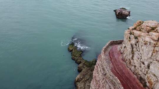 航拍山东长岛九丈崖灯塔海岸线大海风光