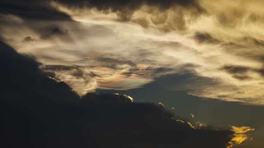 夕阳下的七彩祥云乌云云层云朵移动延时风景
