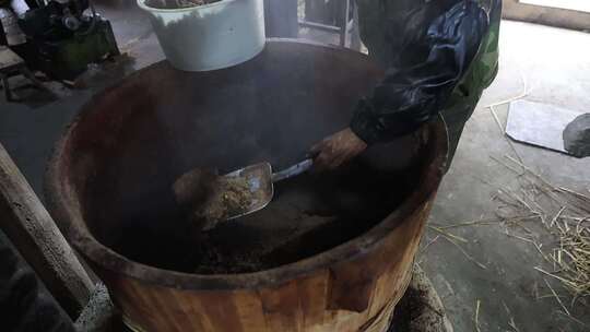 慢镜头实拍古法榨油百年油坊茶油茶籽油加工