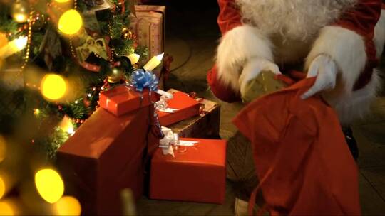 圣诞老人在圣诞树下放礼物视频素材模板下载