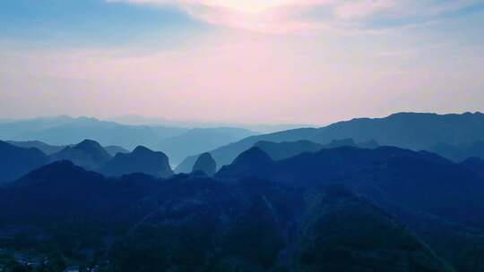 连绵起伏的山峰-乌蒙大山