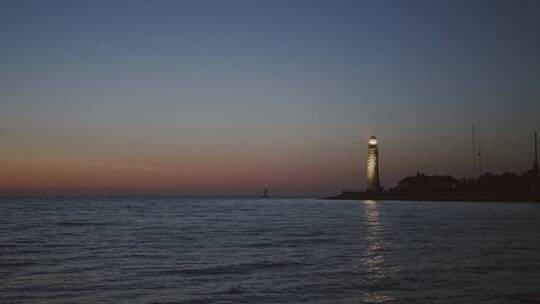 傍晚海岸上的灯塔