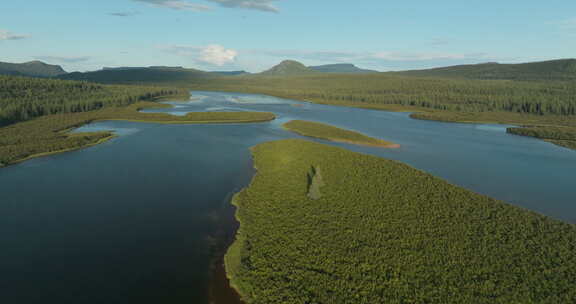 在广阔的纽芬兰和拉布拉多荒野中令人叹为观止的一大片水域的鸟瞰图，