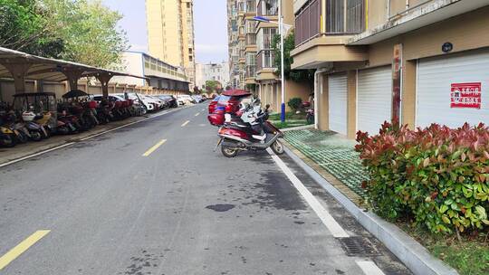 疫情小区门店步行街路上行人街头景象