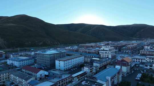 夕阳下航拍四川甘孜色达县县城风景