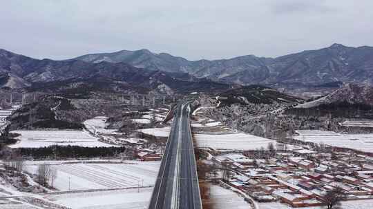 【航拍】下雪后的高速公路