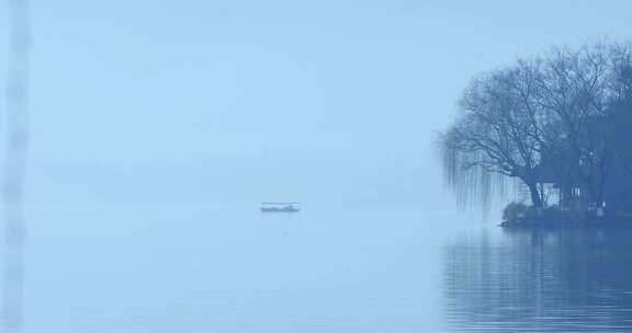 冬季西湖清晨湖面晨雾空