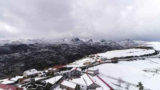 白雪覆盖的村庄