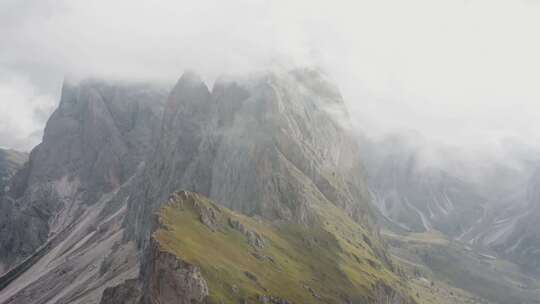 无人机穿越云雾拍到险峻山峰视频素材模板下载