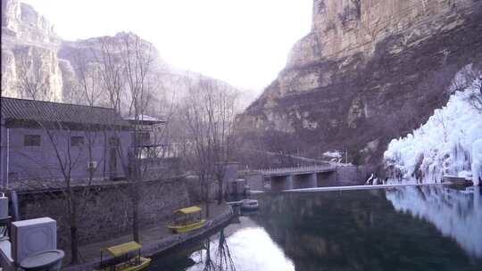 山间水域建筑冬日景象