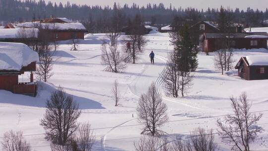 航拍越野滑雪者在村庄滑雪