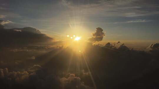 飞机 云层 阳光 飞机上看夕阳