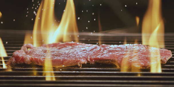 烤架上烹饪的红肉