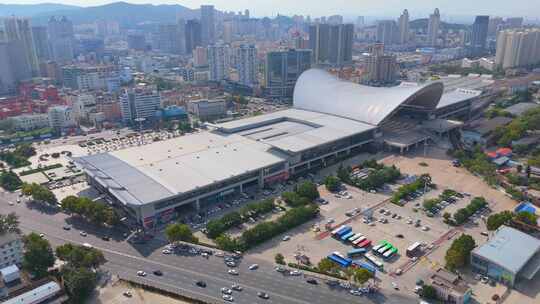 航拍烟台火车站高铁站交通枢纽建筑全景