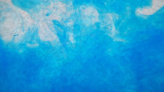 蓝色墨水浸入水中的特写镜头