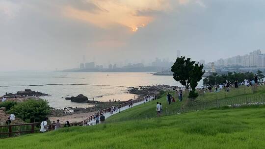 旅游景区，青岛小麦岛草地看夕阳