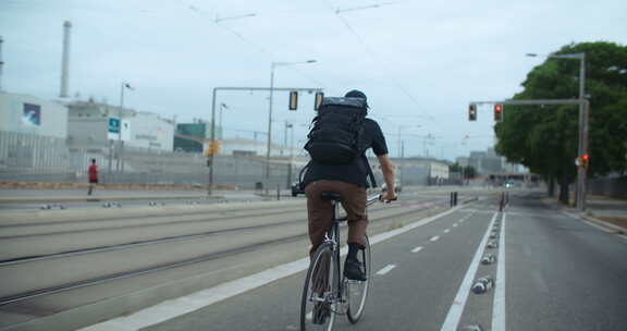 相机跟踪城市Bikelane上的通勤自行