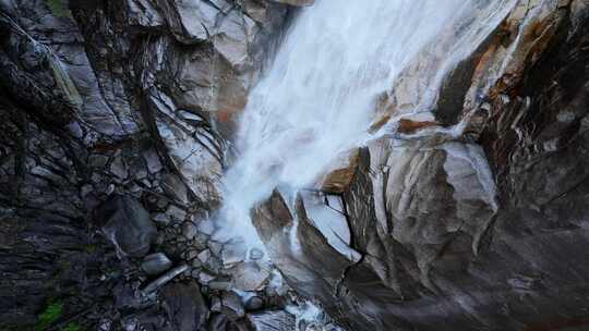 香农瀑布的鸟瞰图水冲下加拿大峡谷