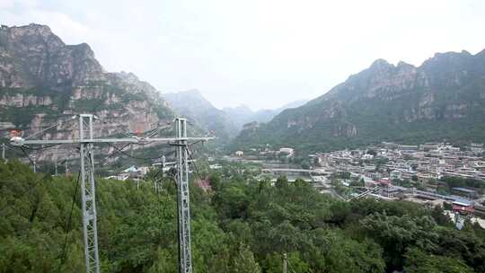 北京十渡景区高空坐缆车的视频素材