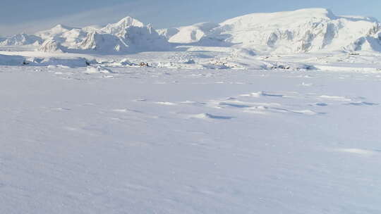 冰雪覆盖的北极表面空中飞行视图视频素材模板下载