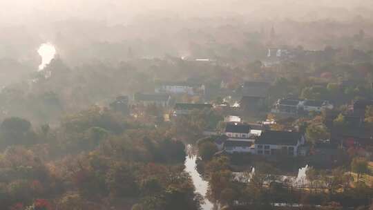 中国杭州西溪湿地晨雾笼罩下的唯美村庄